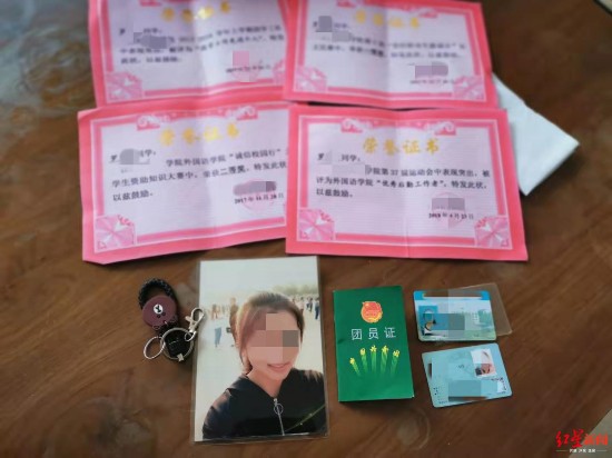 &uarr;家属提供的罗某某在校期间部分荣誉证书。