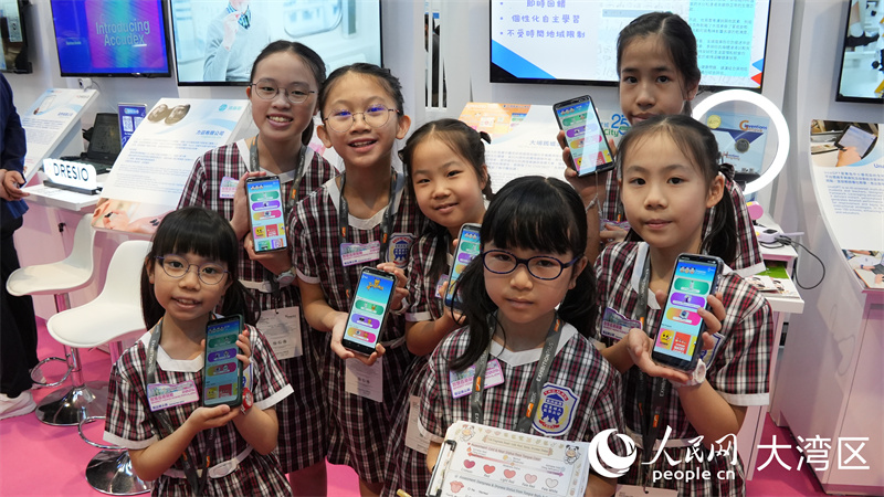 图8.香港学生展示得奖作品“AI舌诊”中医APP。人民网 吴宇扬扬 摄