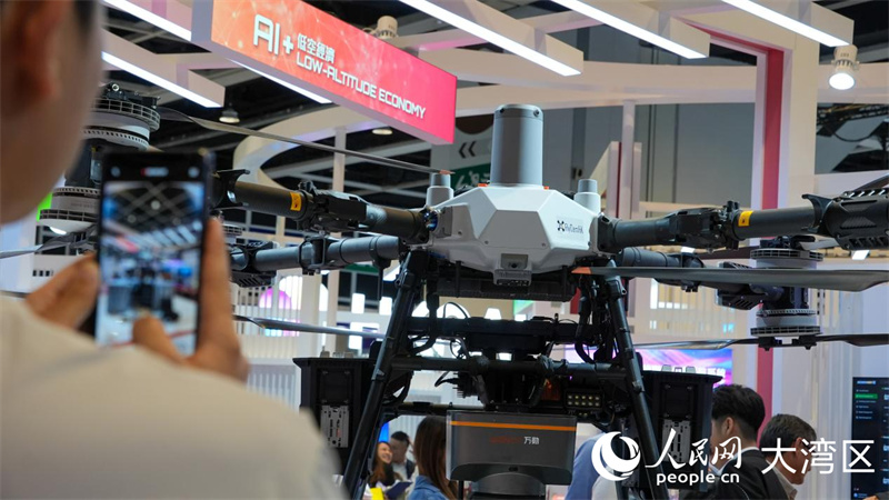 图5.观众正在拍摄低空经济展区。人民网 吴宇扬扬摄