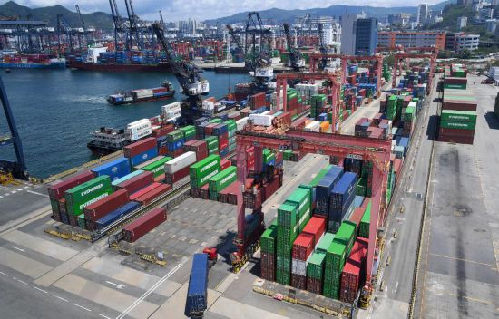 这是2025年5月22日拍摄的香港货柜码头。新华社记者 陈铎 摄