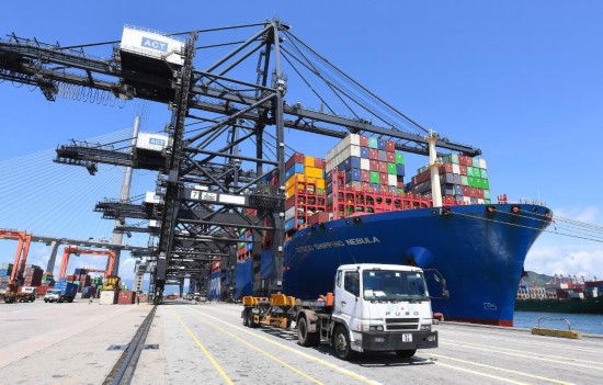 2025年5月22日，一艘货轮在香港货柜码头装货。新华社记者 陈铎 摄